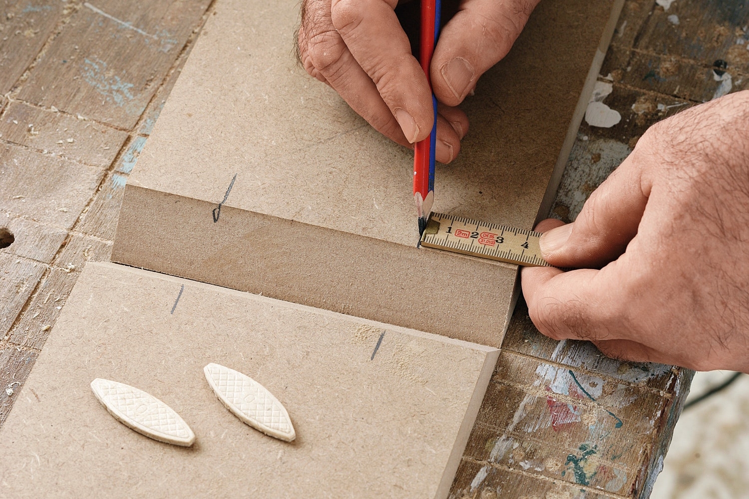 Lamellijyrsin: 45 asteen liitos: Sahaa osat 45 asteen kulmassa.