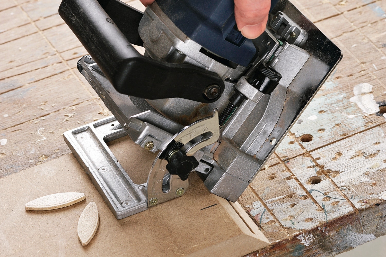 Lamellijyrsin: 45 asteen liitos: Säädä jyrsintäkulma 45 asteeseen ja aseta koneen keskimerkki tarkasti viivan kohdalle.