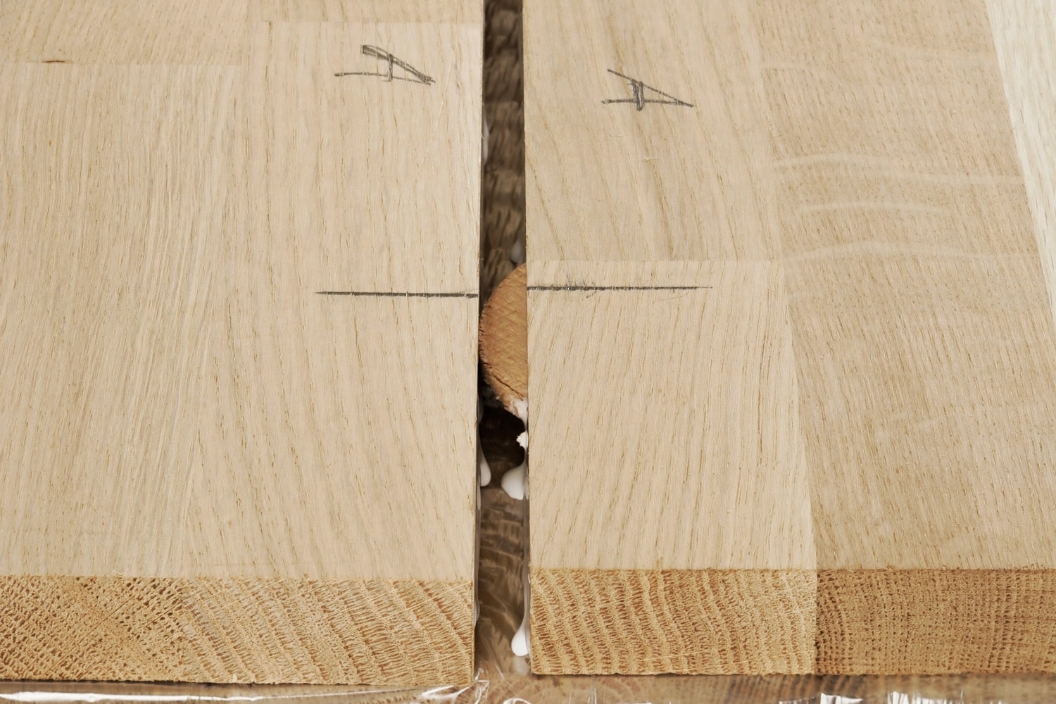 Lamellijyrsin - levyjen yhdistäminen: Asenna lamelliliuskat koloihin.