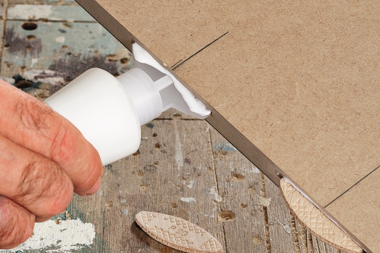 Lamellijyrsimen tarvikkeet: Pullo annostelee reikään sopivan määrän liimaa. Liimaa tarvitaan niin paljon, että lamellit turpoavat ja täyttävät koko kolon.