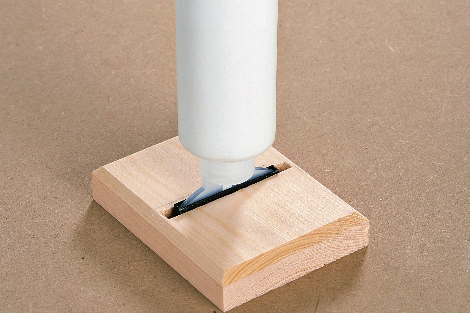 Lamellijyrsimen tarvikkeet: Kotitekoinen, puukapulasta tehty teline pitää liiman aina käden ulottuvilla ja käyttövalmiina.