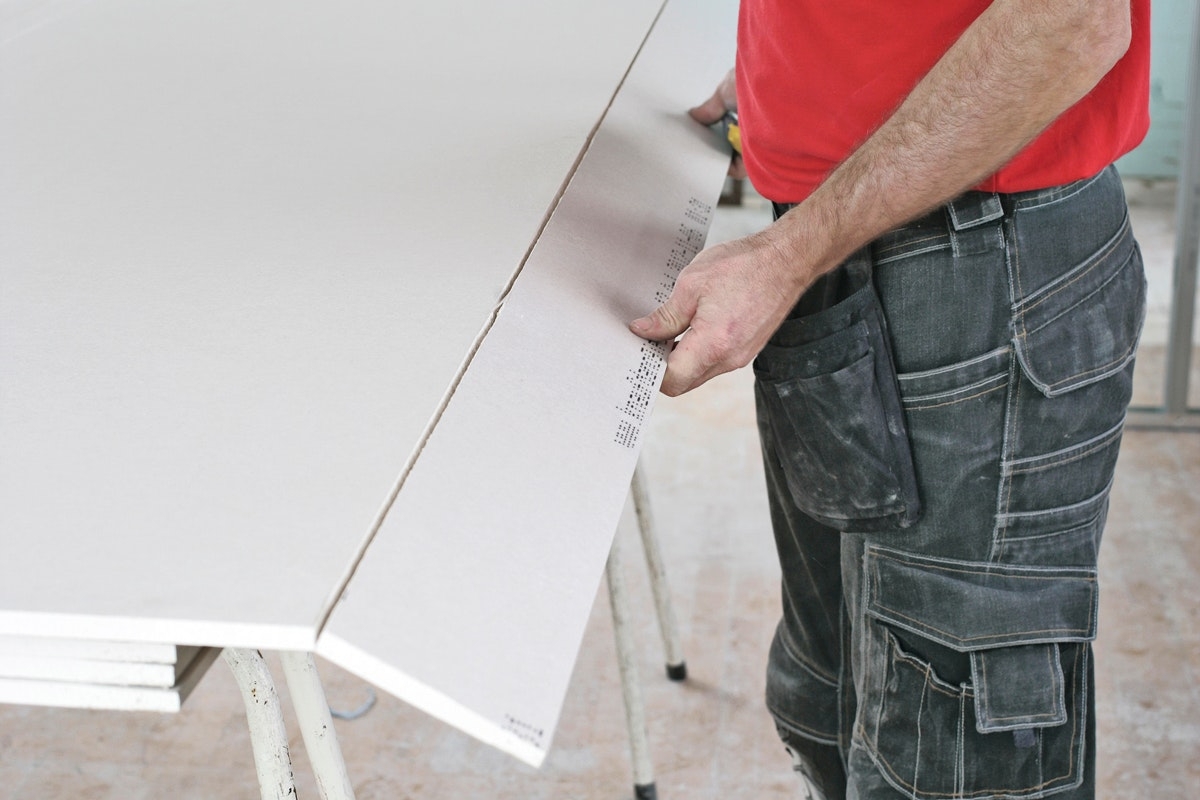 Så skär du till gipsskivorna: Knäck skivan över kanten på ditt ”arbetsbord”.