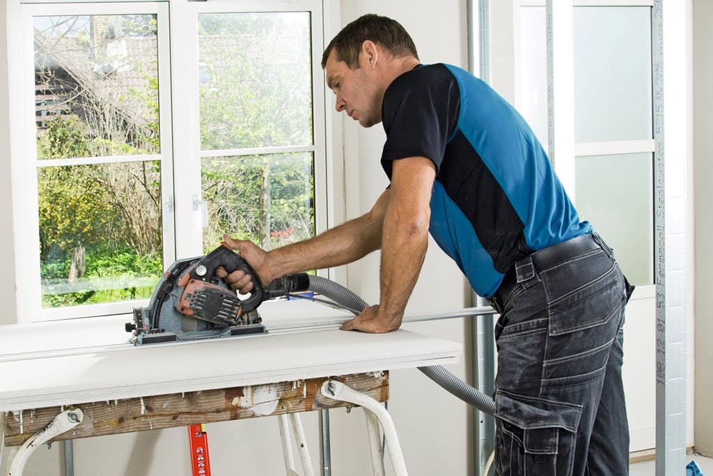 Så skär du skivorna: Först sågas skivan nästan helt igenom med en cirkelsåg.