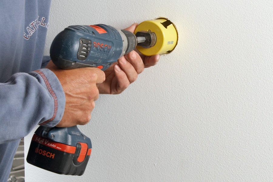 Tett hullet i vegger med to lag gips (små hull): To koppbor kan brukes på samme måte som et pluggborsett.