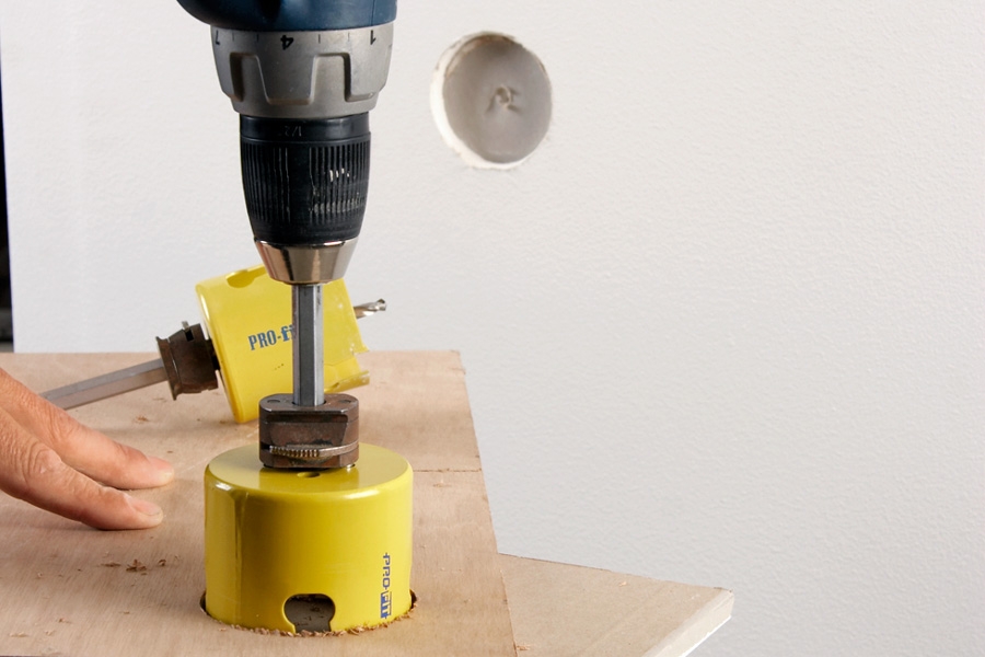 Tett hullet i vegger med to lag gips (små hull): Lag en propp i et nytt gipsstykke.