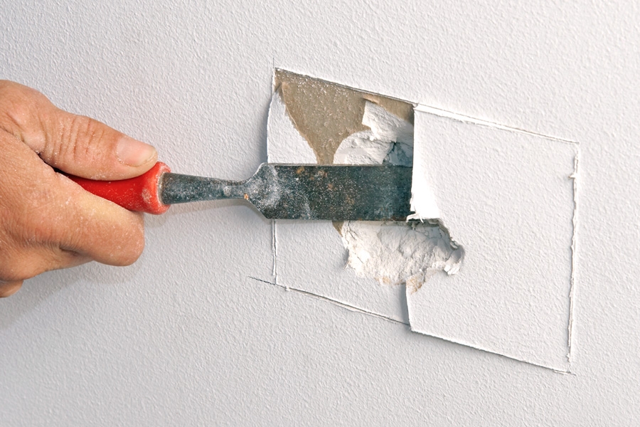 Tett hullet i vegger med to lag gips (store hull): Det ytterste gipslaget fjernes med et gammelt (ikke altfor skarpt) og bredt stemjern.