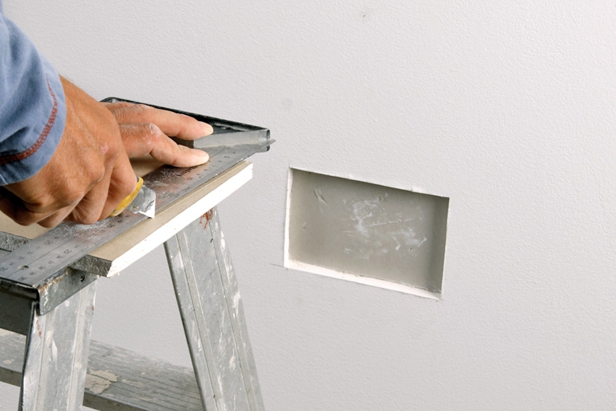 Tett hullet i vegger med to lag gips (store hull): Mål opp til reparasjonsstykket – 1 mm mindre enn hullet i hver retning er det optimale.