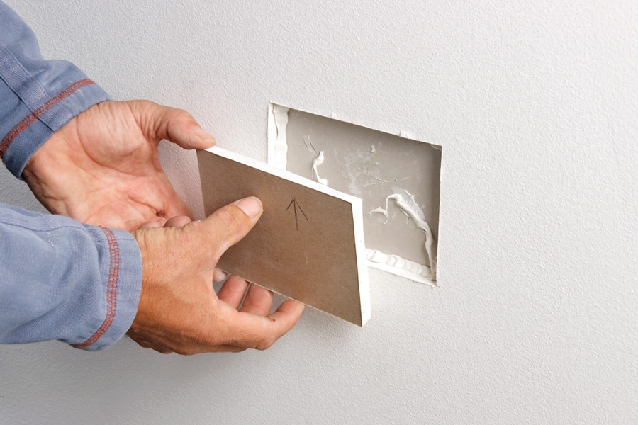 Tett hullet i vegger med to lag gips (store hull): Smør et tynt lag gipsplatelim rundt i kantene av hullet og på et par punkt midt på den innerste platen.