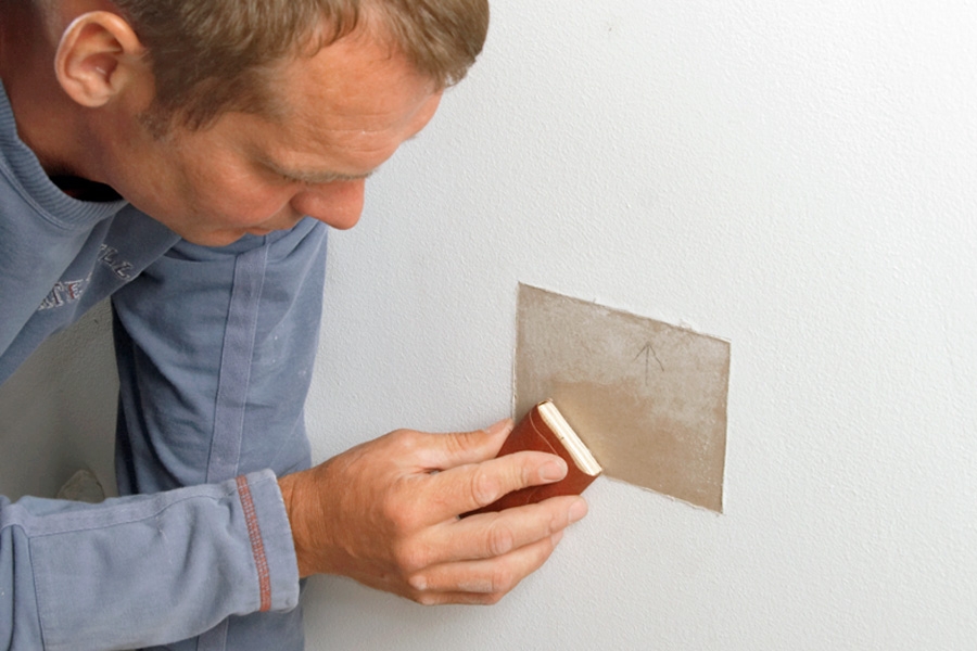 Tett hullet i vegger med to lag gips (store hull): Overgangen mellom gipsveggen og det nye gipsstykket slipes lett når limet er tørt.