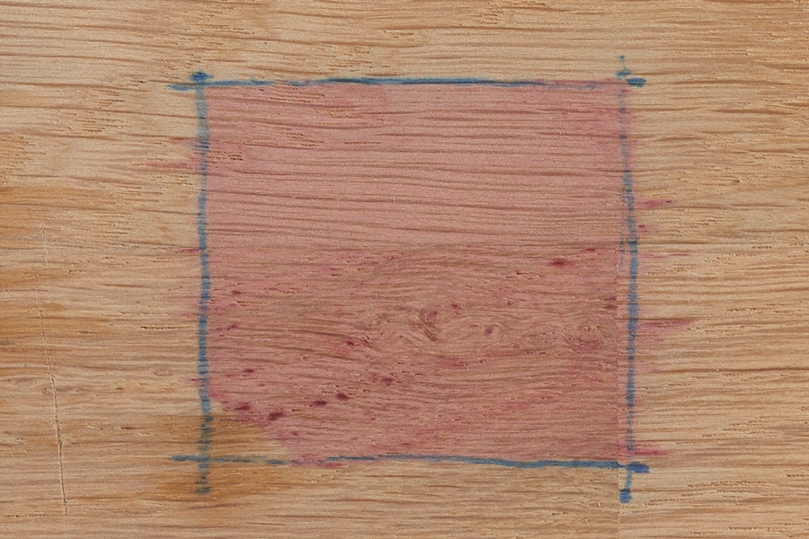 Sopiiko tammi pöytälevyksi? Punajuuri imeytyy puuhun ja näkyy selvästi.