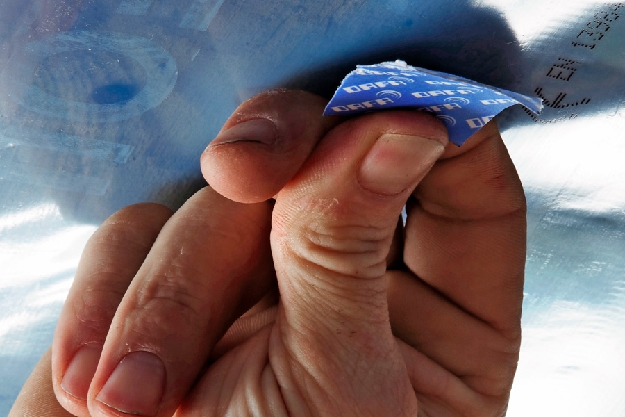 Hur används tätningstejp? De minsta hålen efter klamrarna, som har använts för infästning, täckas med små bitar av tejp för ångspärrar.