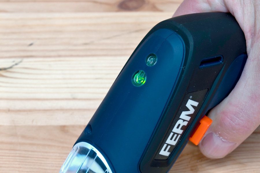 Lille skruemaskine med smarte funktioner: Retningsindikator