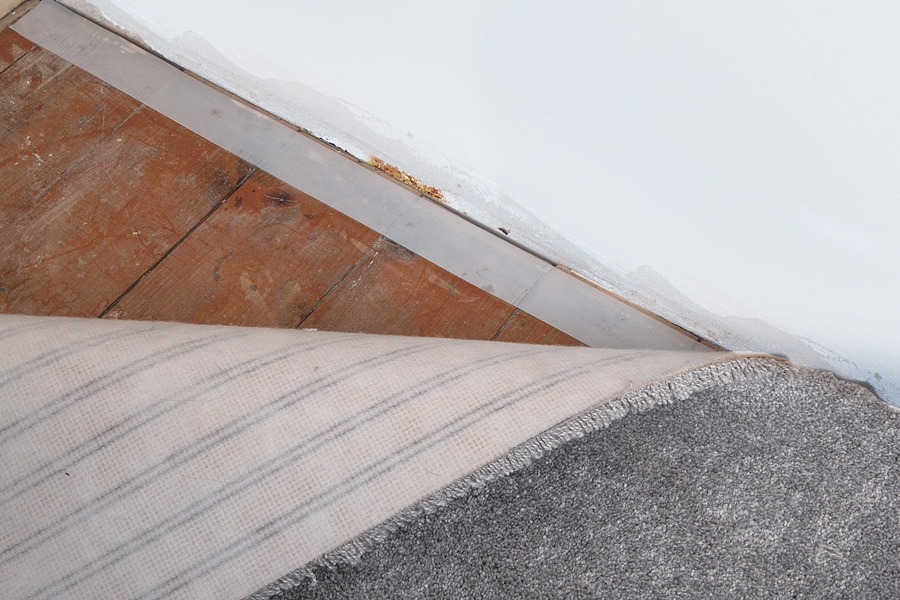 Här är mattläggarens bästa tips till fixering: Mattan hålls fast längs kanterna med dubbelhäftande mattejp.