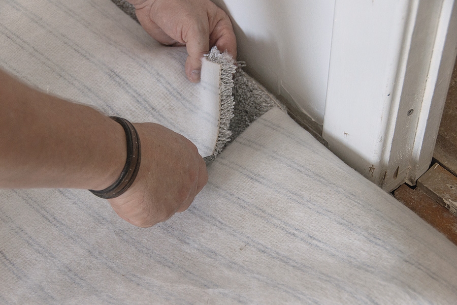 Här är mattläggarens bästa tips till socklar: Vid dörren börjar du med att skära bort en del av den överflödiga mattan en bit från dörrkarmen.