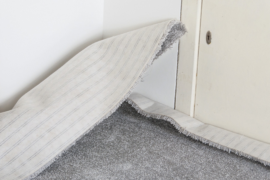 Här är mattläggarens bästa tips till hörn: Lägg de två mattsidorna in över varandra, och tryck ner dem riktigt mot golvet, hela vägen runt.