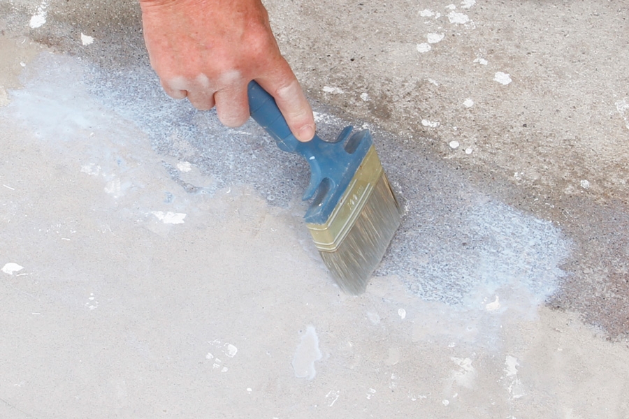 Sådan spartler du et plant betongulv Det er vigtigt at påføre primer på de områder, der skal spartles.