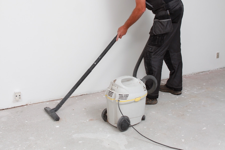 Sådan spartler du et plant betongulv Støvsug betongulvet omhyggeligt med en arbejdsstøvsuger, inden du går videre.