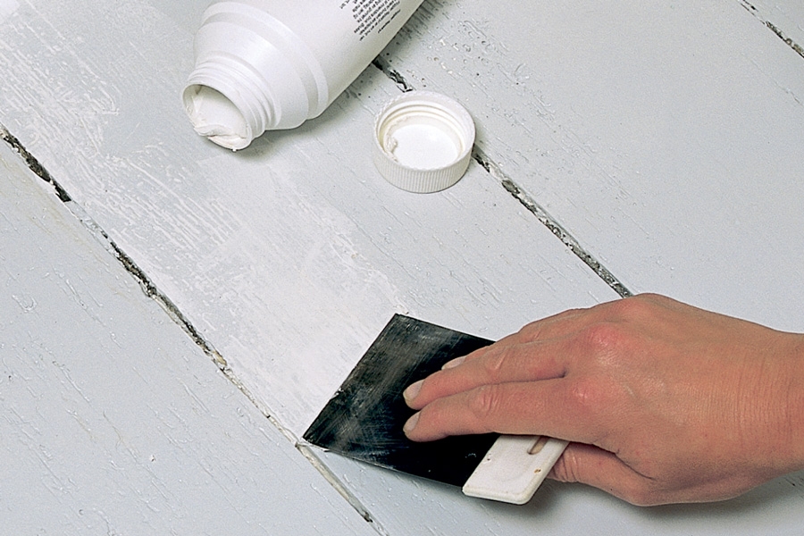 Male tregulv: Når første strøk maling er tørt, sparkles alle småskader, sprekker og ujevnheter med akrylsparkelmasse.