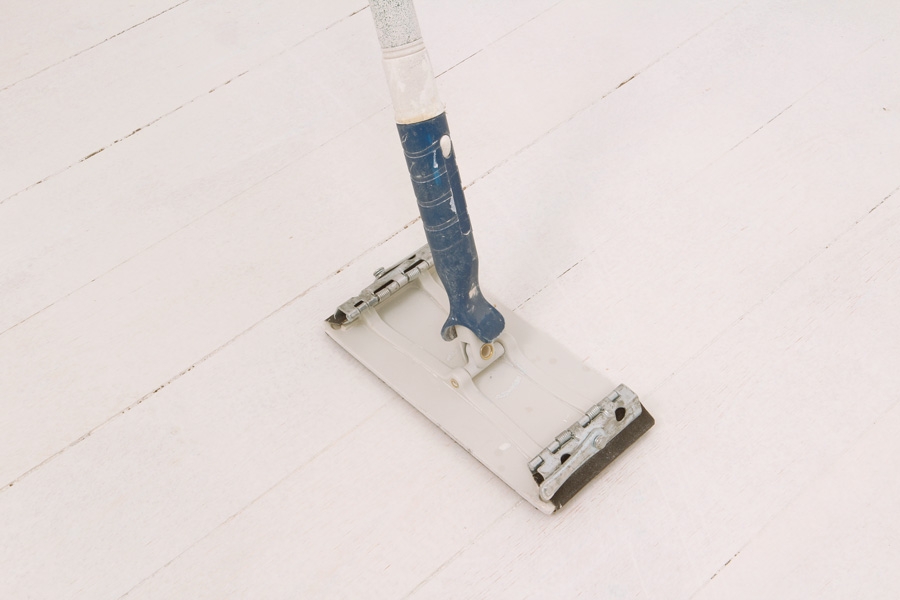 Male tregulv: Når sparkelmassen er tørr, slipes reparasjonene pene, og hele gulvet slipes lett med slipepapir korn 120.