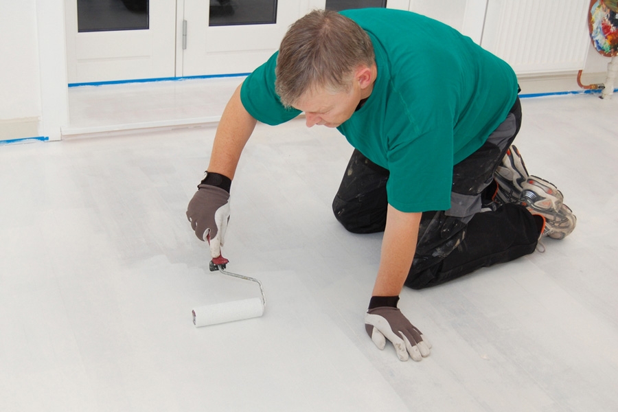 Lattian maalaaminen: Levitä kolmas kerros lautojen poikkisuunnassa.