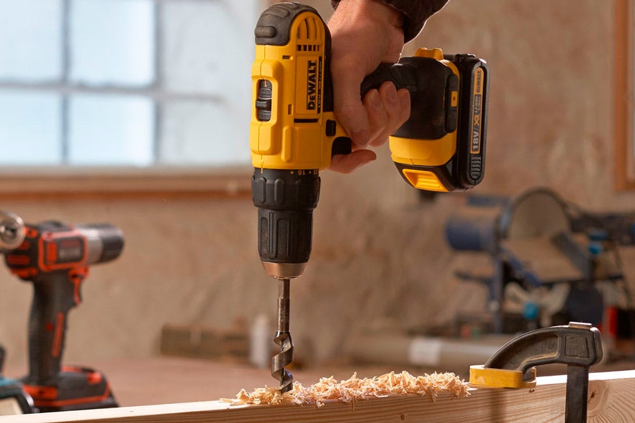 Træbor: Snegleboret gør det let at bore større, helt præcise huller i træ. Sneglebor fås i mange forskellige størrelser.