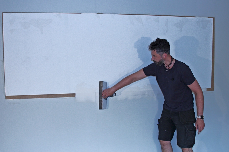 Magnetisk tapet: Det magnetiske tapetet rulles på