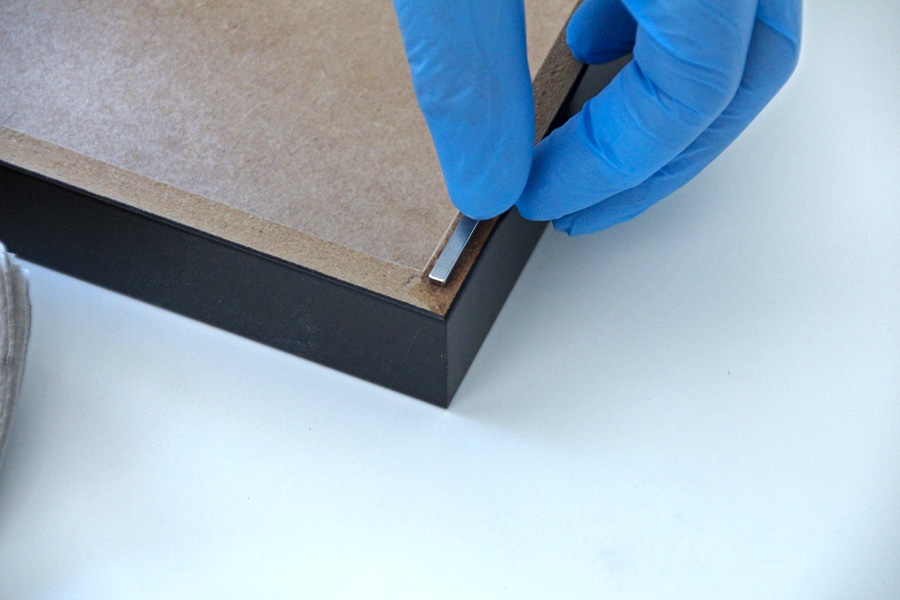 Magnetisk tapet: Lim kraftige magneter på en bilderamme