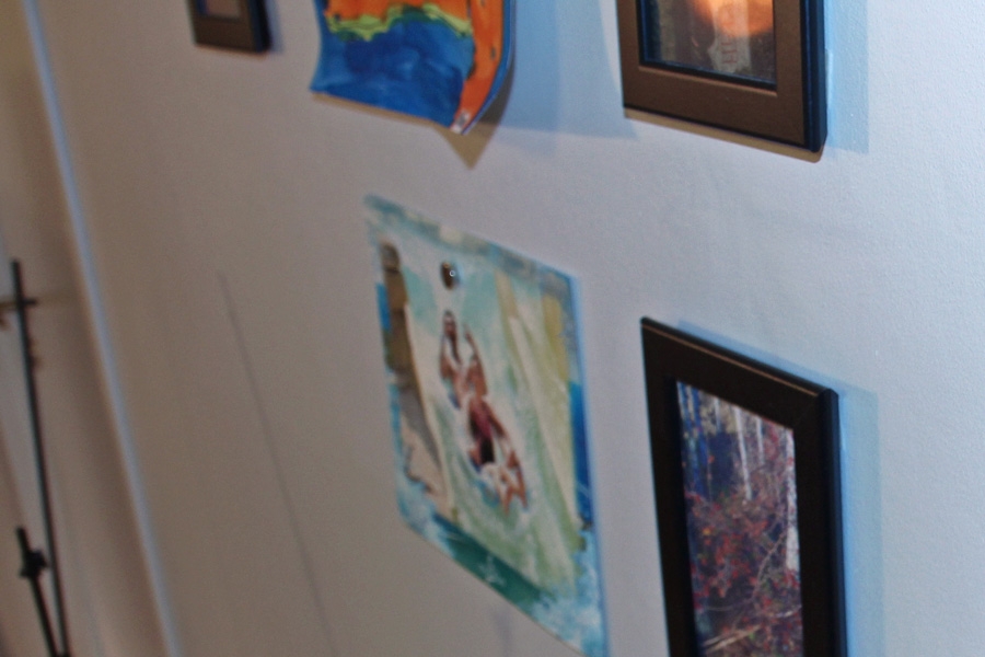 Magnetisk tapet: Her sitter det magneter bak på bildene. Ingen behov for plugger og skruer!