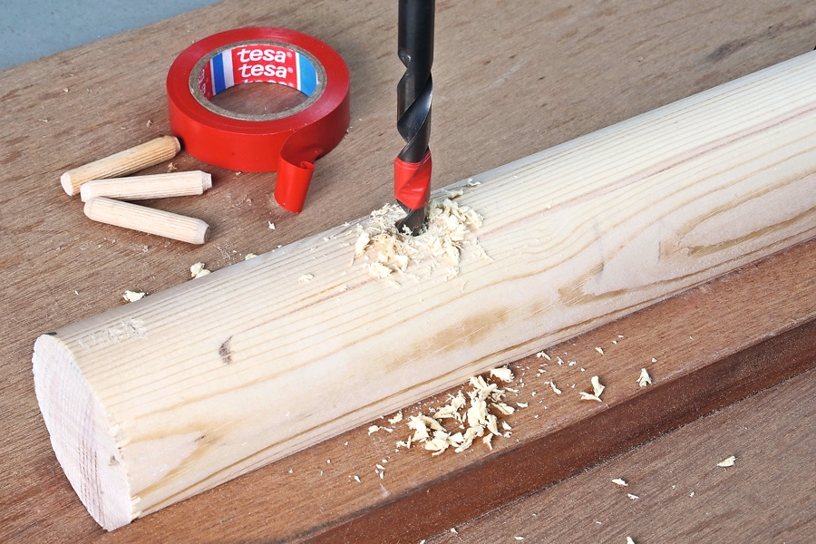 När vi har borrat ner till den röda tejpen, har hålet rätt djup.