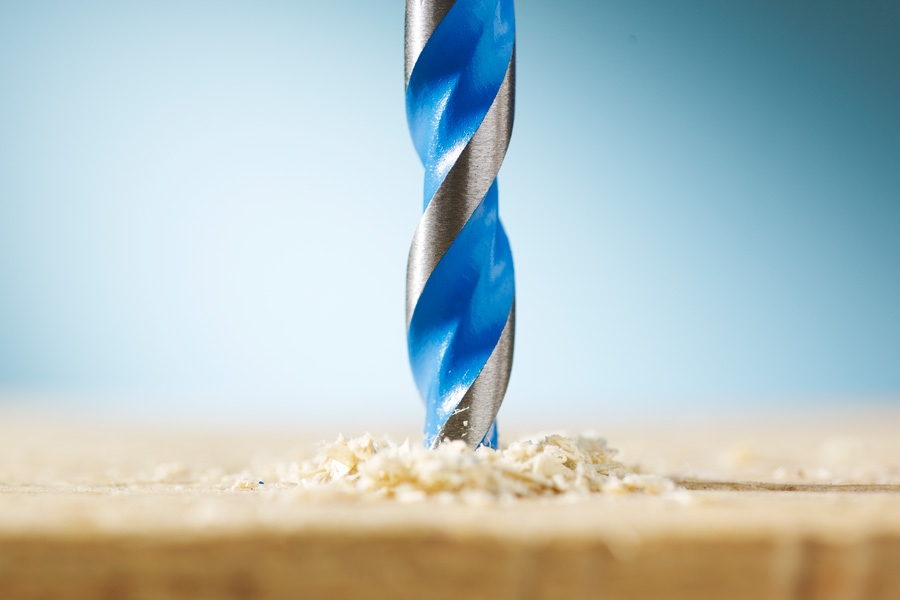 Borret tar sig lätt igenom trä.