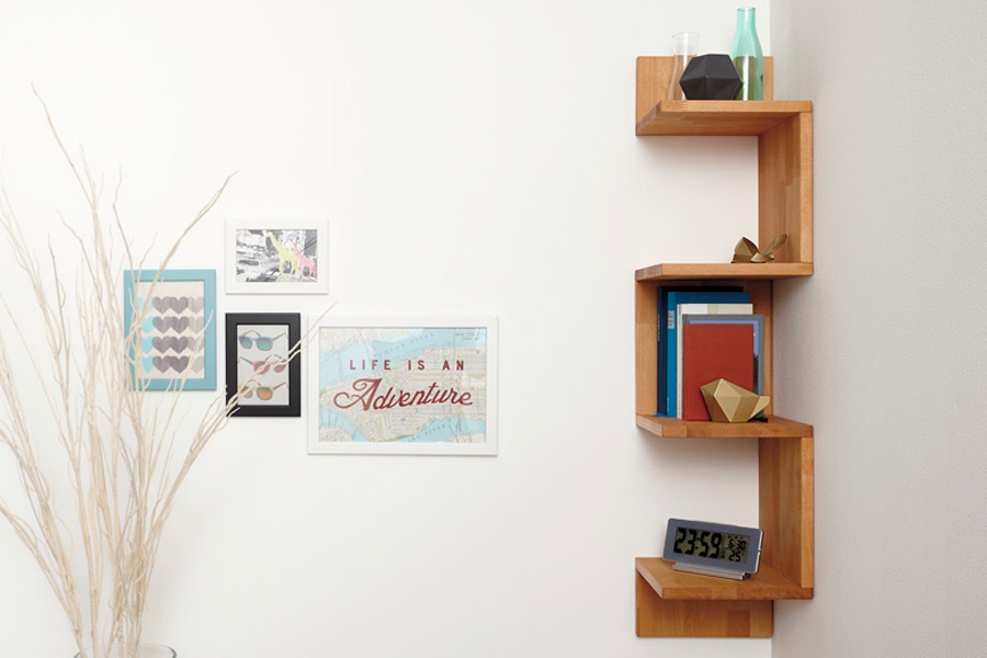 Reolen her giver god udnyttelse af et af stuens hjørner, som ellers er svære at udnytte.