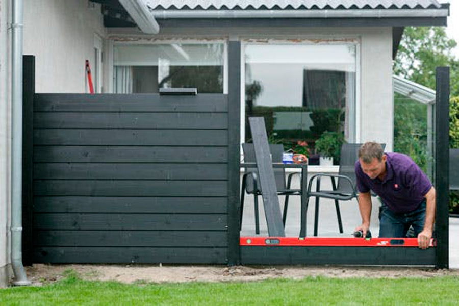 Weatherboard: Her er weatherboardene satt i såkalte H-stolper, til en levegg.
