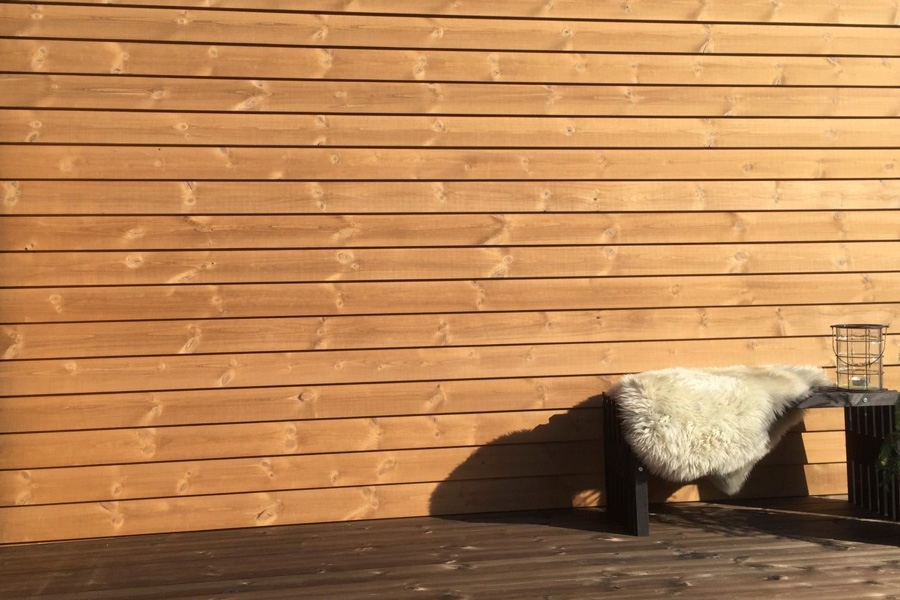 Fjällpanel: Även om panelbrädor av lärk har en naturlig motståndskraft mot röta och mögel, ska de ändå behandlas med skyddande träolja avpassat för lärkträ. Det förlänger träets livstid.