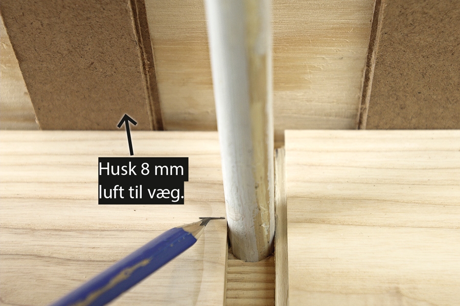 Tværgående samling mellem to brædder: Gælder det kun et enkelt rør, og kan man planlægge brædderne, så der er en samling, kan der streges op, hvor to brædder mødes ende mod ende