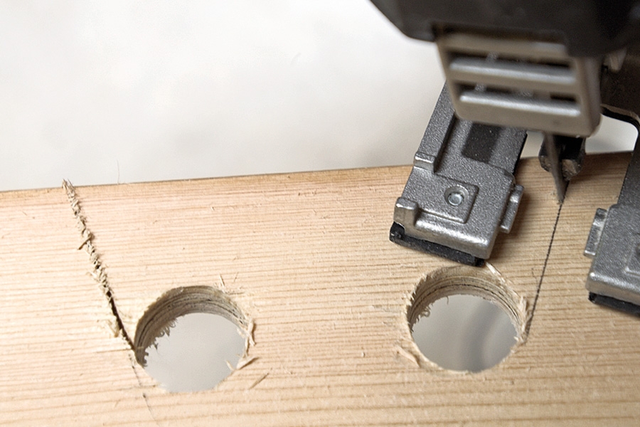 Ilappning med "kil" i golvbrädan: En kil av brädan sågas ut.