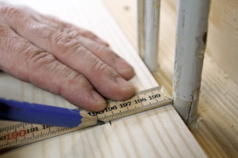 Ilappning med "kil" i golvbrädan: Börja med att markera rörens placering exakt på golvbrädan