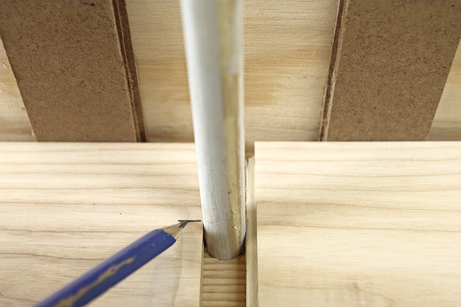 Kahden poikkilaudan välinen sauma: Voit asentaa putken lautojen päätysaumaan, jos aloitat lautojen asentamisen putken puoleiselta seinältä. Piirrä reiän paikka lautoihin.