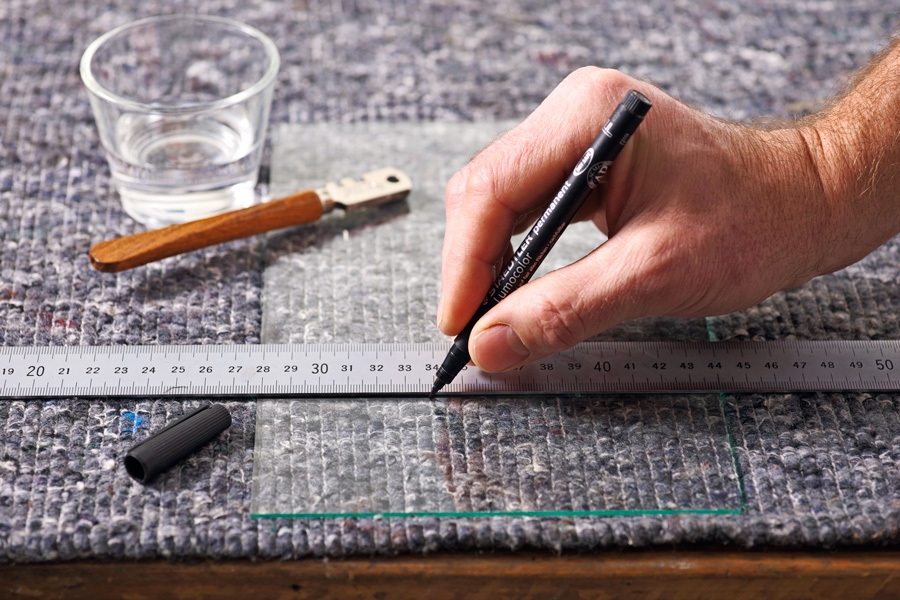 Skjær i glass: Snittet tegnes opp på glasset med en sprittusj.