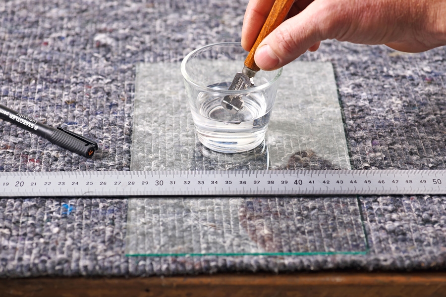 Skjær i glass: Tøm en skvett parafin i et glass, og dypp glasskjæreren i det.