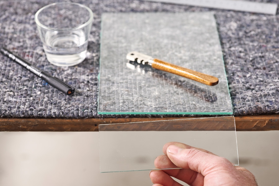 Skjær i glass: Alternativt kan du knekke glasset over kanten på bordet