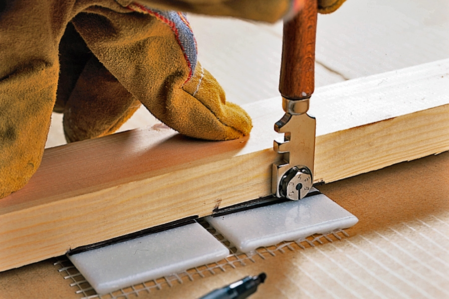 Glassmosaikk: Når små glassmosaikkstein skal tilpasses for å gi plass til for eksempel et rør, kan det gjøres med en glasskjærer.