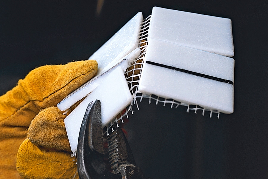 Glassmosaikk: En glassmosaikkstein knekkes ikke like lett som vanlig glass