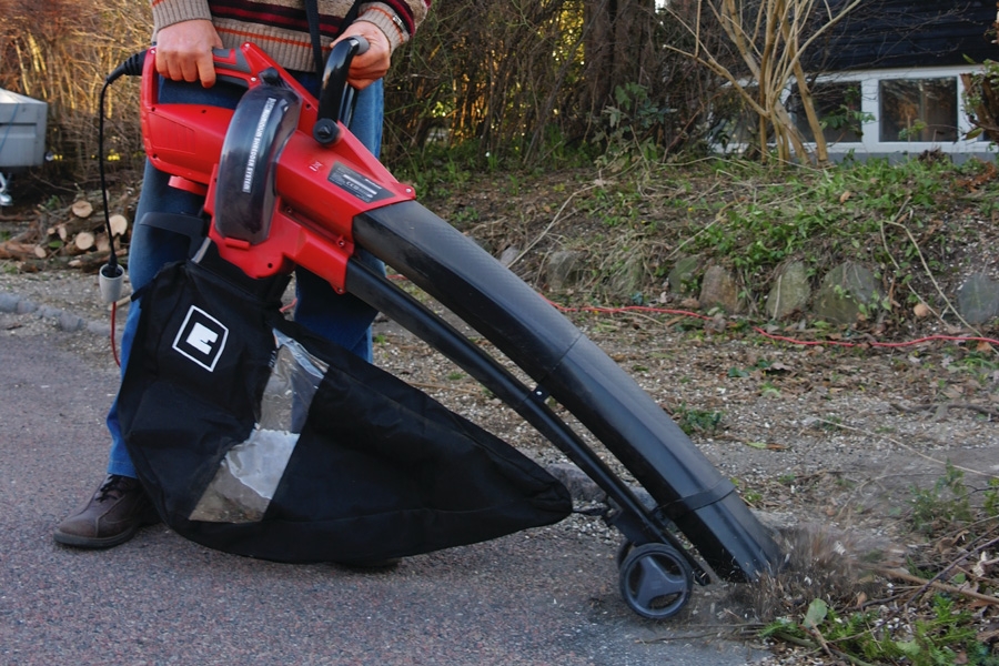 Løvsuger: Der er masser af tid at spare, hvis man skifter haveriven ud med en løvsuger. Den samler, suger og kværner alt løvfaldet