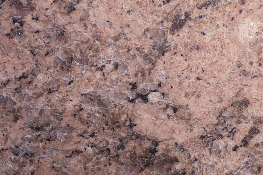 Selv om granitt kan virke usårlig, kan det faktisk både ripes opp og ta imot farge.