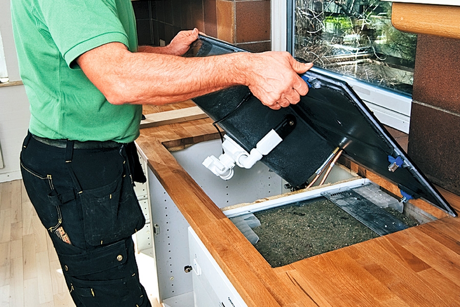 Har du en trebenkeplate, skal du montere blandebatteri og vannkran på selve vasken eller henge det opp på veggen. Ellers blir platen både skadet og skjoldet av vann fra kranen på kort tid.