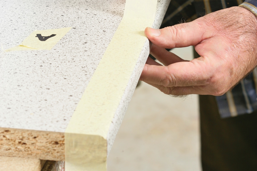 Det kan være vanskelig å unngå at laminatplaten fliser seg opp når du sager i den. Men setter du en teipbit på oversiden av platen, der snittet skal legges, og samtidig sager fra undersiden med en stikksag, får du et rent og pent sagsnitt.