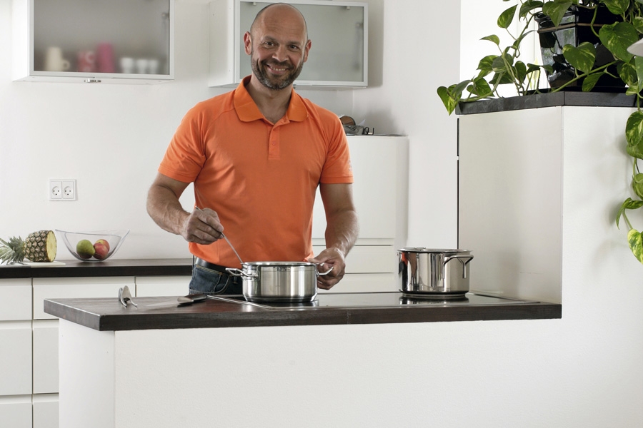 Vi forsøger at hjælpe dig med at finde den rigtige bordplade ved at vise tre forskellige typer – en billig, en mellemdyr og en dyr.