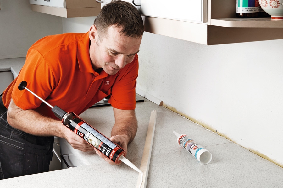 Lägg en sträng med lim på listen, och pressa den hårt mot väggen.