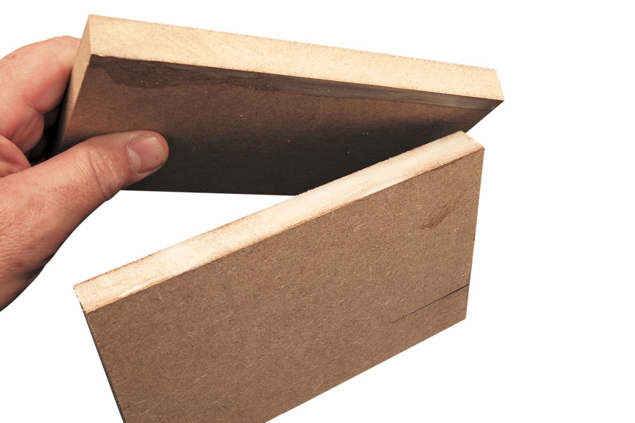 Här har vi lagt ett tunt lager med lim på varje MDF-skiva.