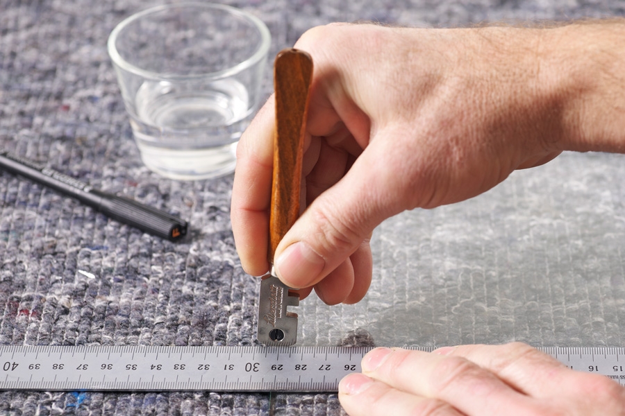 Det må et par forsøk til, før du finner riktig trykk og riktig teknikk. Det er derfor en god idé å øve på et mindre stykke først.